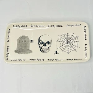 Rae Dunn Magenta "Abbi molta paura" Halloween piatto rettangolare RIP teschio ragno - Foto 1 di 16