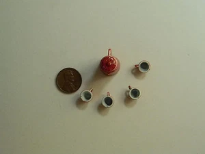 Set da caffè in miniatura in rosso, pentola e 4 tazze, scala 1:12 - Foto 1 di 1