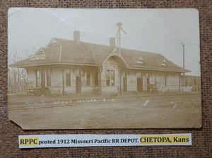 RPPC affrancato 1912 Missouri Pacific RR DEPOSITO. CHETOPA, lattine. Cartolina FOTO REALE - Foto 1 di 3
