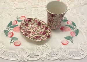 Portasapone e vanità vintage chintz floreale rosa con 4 tappetini rosa fatti a mano - Foto 1 di 8