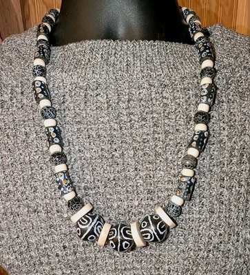 Collar Tribal 27 pulgadas Para Hombre, Ágatas Negras, 3 Lg Pintado a Mano Krobo Focal, Hueso Foto 1 de 4