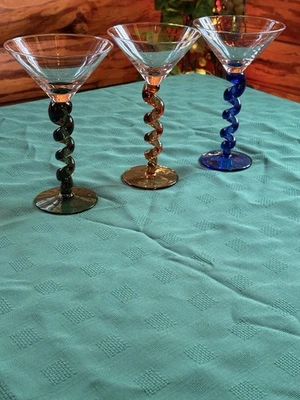 Base de color soplado a mano vintage y vástago de sacacorchos con vasos de martini de vidrio transparente (3) Foto 1 de 4