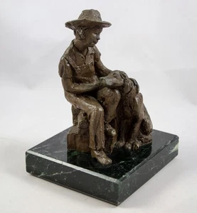 Escultura de resina tono bronce niño de granja y perro sobre base de mármol libros escolares logotipo original - Imagen 1 de 8