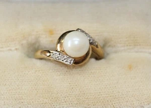 VINTAGE 1980's 9ct GOLD SOLITAIRE WHITE AKOYA PEARL & DIAMOND RING Sz J - Picture 1 of 23