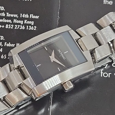 Reloj Movado Leer para mujer: acero inoxidable, esfera negra estilo tanque limpio y elegante Foto 1 de 4