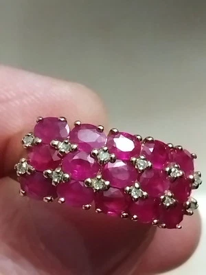 Anillo con racimo de diamantes y rubíes de oro de 9 quilates para mujer talla P Foto 1 de 4