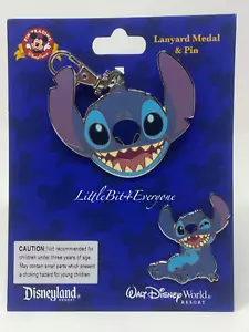 NUOVO SU CARD Disney Parks Lilo & STITCH Borsa Charm Cordino Medaglia e Spilla Smaltata Set - Foto 1 di 5