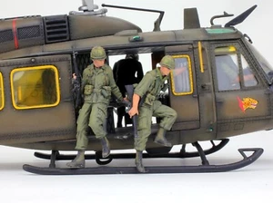 (Pre-Order) Set 02 US Soldier UH-1 Huey Jumpers Vietnam war 1:35 Pro Built Model - Picture 1 of 13