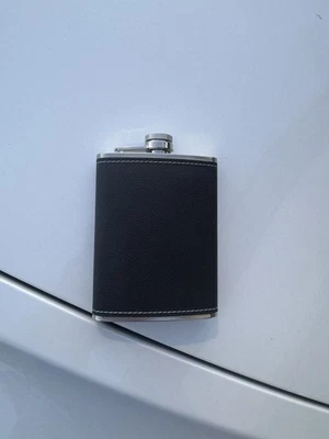 Frasco de 8 oz negro vegano envoltura de cuero acero inoxidable con tapa de rosca bolsillo para la cadera Foto 1 de 4