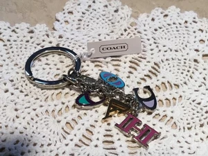 NUEVO CON ETIQUETAS Coach Esmalte Letras Multi Mezcla Llavero Llavero Llavero Bolso Dije F62741 - Imagen 1 de 4