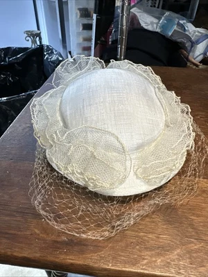 Chapéu fascinador de rede vintage gaiola marfim década de 1950 coquetel casamento em excelente estado usado - Imagem 1 de 4