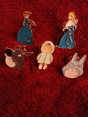 PINS ESMALTADOS - Dama con Hombre, Dama con Sombrero, Niña, Azul Claro y Gris Critter Foto 1 de 4