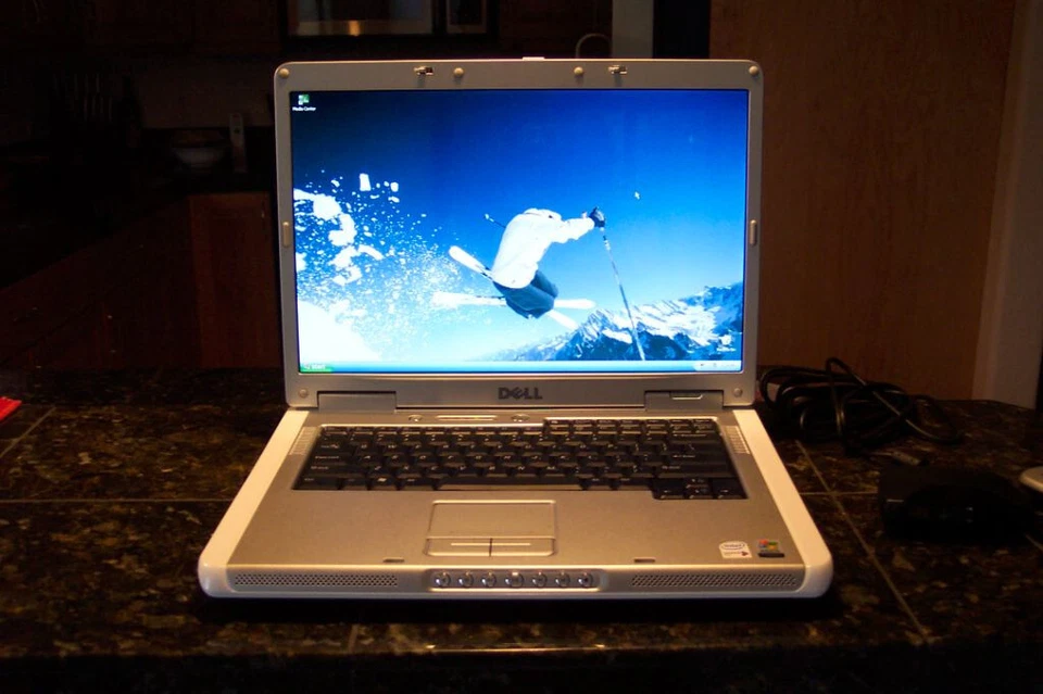 15.4" Lg Screen Dell Inspiron E1505 Windows 7, Office2010 3GB NewBatWkGr8 - Image 1 of 1