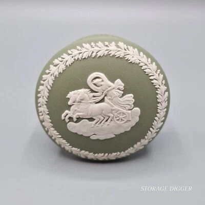 Antigo Wedgwood Sage Green Jasperware Aurora & Chariot Bugiganga/Anel Prato com Tampa - Imagem 1 de 4