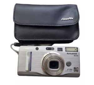 🔥 Fotocamera Fujifilm Finepix F 700 5V 3W pezzo di ricambio difetto argento decorazione Giappone🔥 - Foto 1 di 10