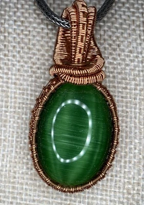 "Colgante artesanal de 2"" de piedra verde envuelto en alambre de cobre, sin cadena" Foto 1 de 4