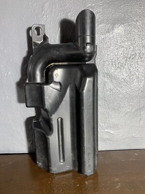 Mazda 3 2014-2017 filtro de aire cámara de resonancia PE0113195 K6805 OEM 2,5 L Foto 1 de 4