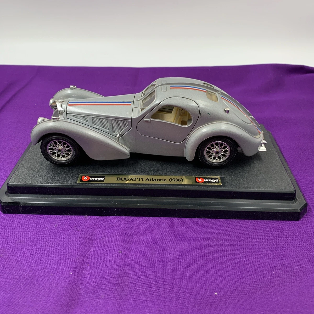 Bburago Bugatti Atlantic Modellauto 1:24 – Silber, Mit öffnenden Türen & Details