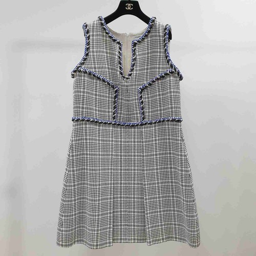 Abito in tweed argento Chanel bianco blu senza maniche Chevron finiture a turni taglia 46