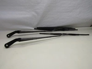 Isuzu Trooper 3.1 MK2 91-02 pre-facelift wipers wiper arms - need new blades - Picture 1 of 6