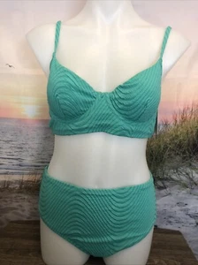 NWT Cupshe Two Piece Swimsuit Size Medium Green Textured Underwire - Picture 1 of 4