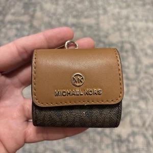 Funda Michael Kors AirPod Marrón Dorado Logo MK - Imagen 1 de 8