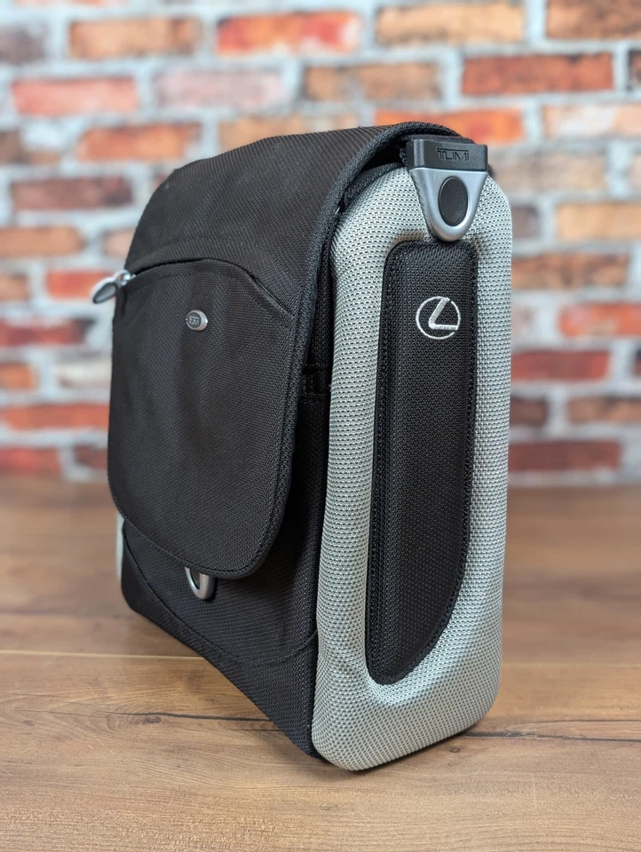 BOLSO DE VIAJE DE MANO TUMI APEX T3 MARCA LEXUS, negro y plateado.  ¡Casi como nuevo!! Foto 1 de 4