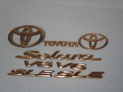 Juego de emblemas chapados en oro de 24 kt Toyota Solara SLE 1999-2003 FABRICANTE DE EQUIPOS ORIGINALES Foto 1 de 4