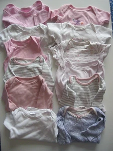 12 x verschiedene farbige Mädchen Baby Unterhemden. Alter Newborn / 0 - 3 Monate. - Bild 1 von 24