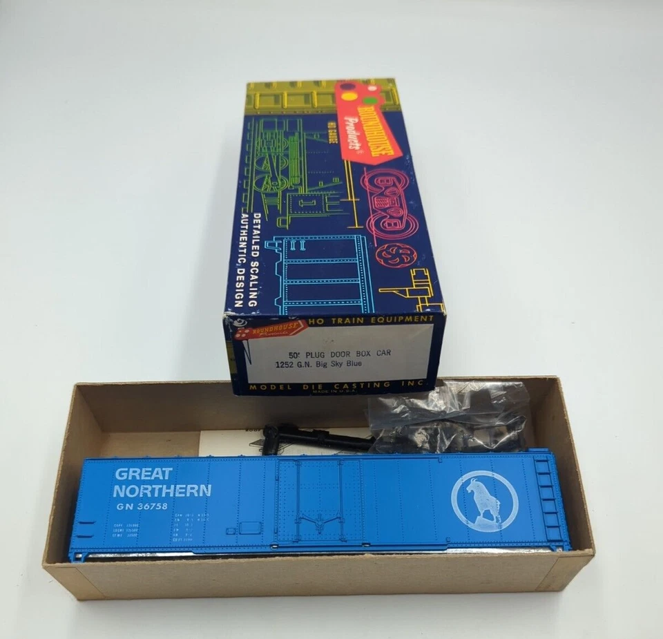 Roundhouse HO Scale 50' Plug Door Box Car 1252 GN Big Sky Blue Assembled