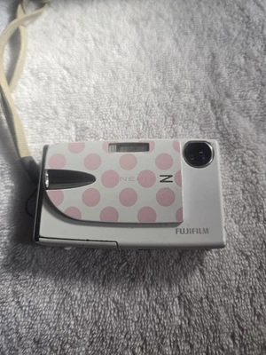 Cámara digital Fujifilm Finepix Z20fd blanco rosa lunares 10 MP con batería  Foto 1 de 4