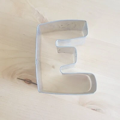 Cortador de galletas Letra E 3"" Metal Niños Nombre Sándwich Fiesta de cumpleaños Foto 1 de 2