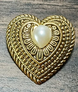 Vtg 1970's Gold Tone Detailed Design/Faux Pearl Heart Shaped Brooch = 1.5" - Picture 1 of 7