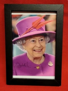 OLDER QUEEN ELIZABETH II RARE FRAMED SIGNED 6 X 4 PHOTO PRINT 2 CLEAR SALE £8 - Picture 1 of 1