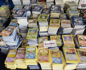 Lotto 100 Carte Pokémon in ITALIANO Tutte Originali e Diverse + HOLO o VINTAGE - Afbeelding 1 van 3