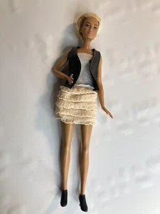 Große Barbie Fashionistas # 44 Puppe Leder Rüschen rasierter Kopf - Bild 1 von 5