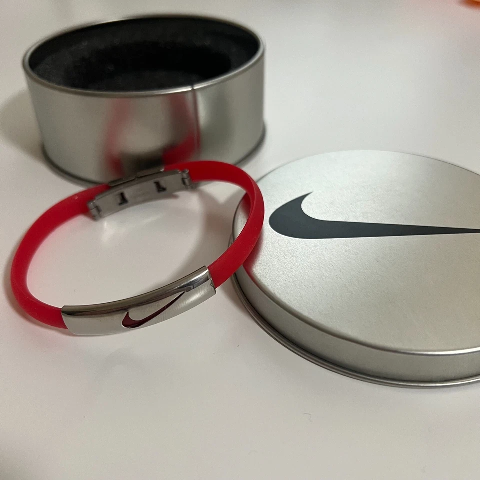 Pulsera ajustable de silicona One Nike con estuche de metal y lata Foto 1 de 4