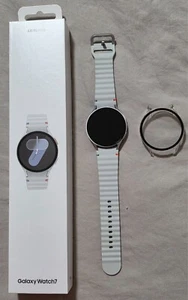Samsung Galaxy Watch 7 Argent 44mm Bluetooth Wi Fi GPS EXCELLENT ÉTAT avec étui - Photo 1 sur 7