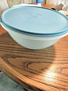 TUPPERWARE 8-1/2" DURCHSICHTIGE WUNDERBARE SCHÜSSEL MIT BLAUEM DECKEL 237 - Bild 1 von 3