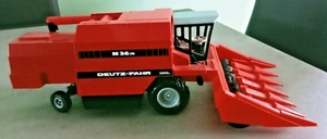 SIKU 1:32 - Mietitrebbia - Deutz-Fahr M 36.10 Rossa - Versione Mais - Foto 1 di 5