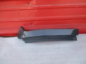Dodge Ram 2015-2018 soporte de relleno de faros inferior derecho OEM - Imagen 1 de 5