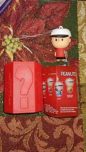 2024 Hallmark Mystery Christmas Ornaments Peanuts Baseball Series LINUS New - Picture 1 of 2