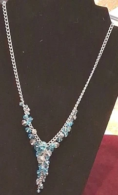 Elegante cadena de plata caída en Y con cuentas transparentes turquesa/grises con grifo Kenn Cole Foto 1 de 4