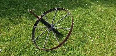 Ancienne roue en Fer forgé riveté Roue de brouette ,charrette, chariot Ancien - Photo 1/4