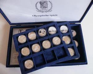 M84 - 33x Silber über 1000 g  "Olympische Spiele" aus div. Ländern in Sammelbox - Bild 1 von 5