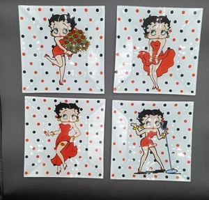 Betty Boop 4 Piatti in Vetro 6 1/4" Quadrati a Pois Rosso Bianco Nero - Foto 1 di 6