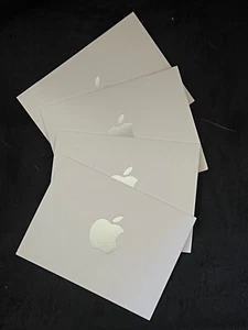 NEU Set aus vier Apple 5,5" x 4,0" Silber Apple Logo geprägt Dankeskarten - Bild 1 von 2