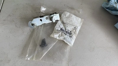 Cierre superior Porsche 911 SC Targa OEM - 911.565.031.41 y pasadores de alineación Foto 1 de 4