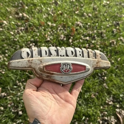 ✨ Barn Find ✨ OG 1942 Oldsmobile 66 emblema de maletero Foto 1 de 4