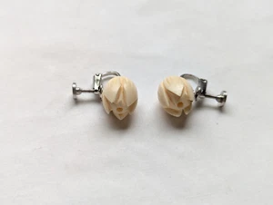 Un par de aretes de hueso bovino tallados con diseño de brote de flores Art Deco vintage - Imagen 1 de 5